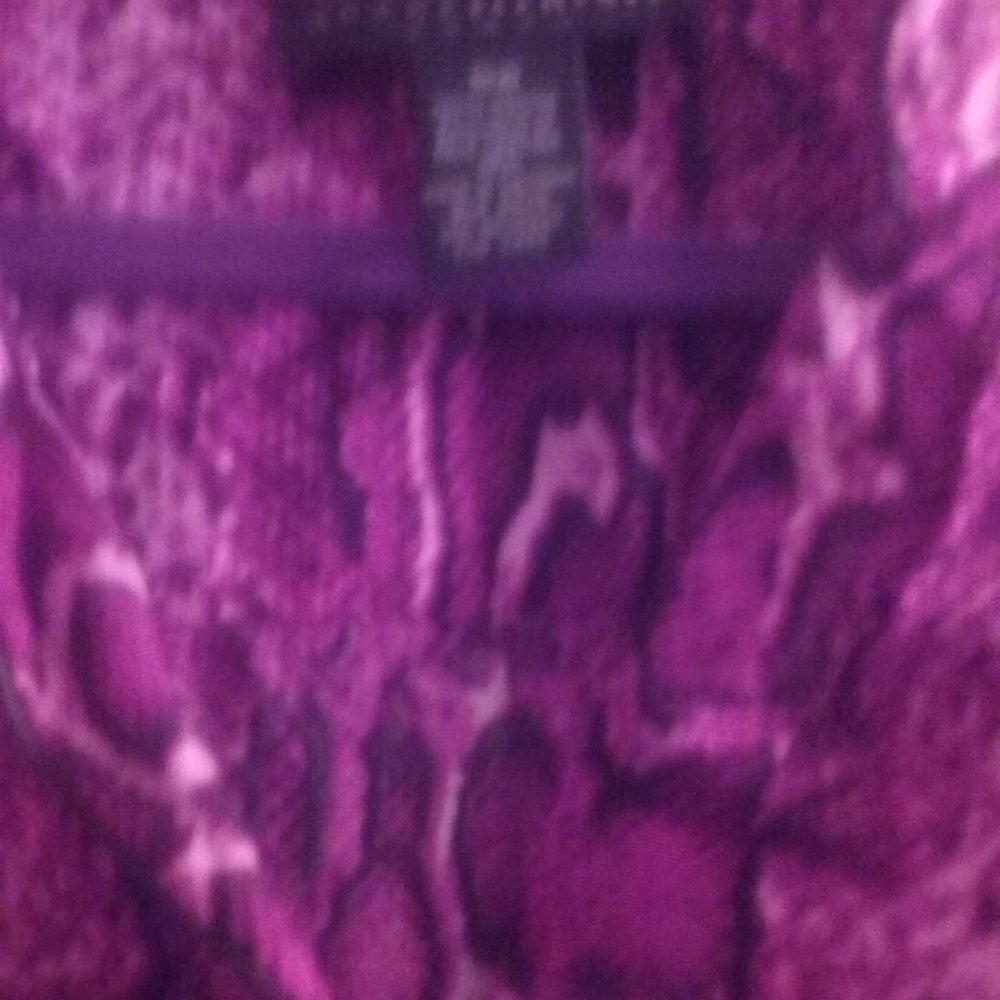 16W top shirt . Snakeskin pattern. Blusa Vino.